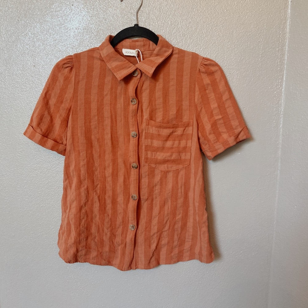 Roolee button top